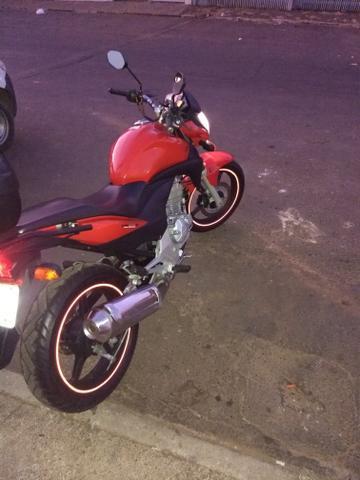 Vendo cb 300r ano 2010 super conservada - 2010