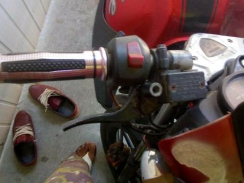 Vendo essa moto por causa qui eu tou precisando de dinheiro - 2012