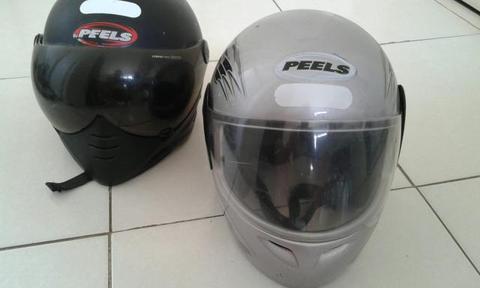 Dois capacetes para motociclistas
