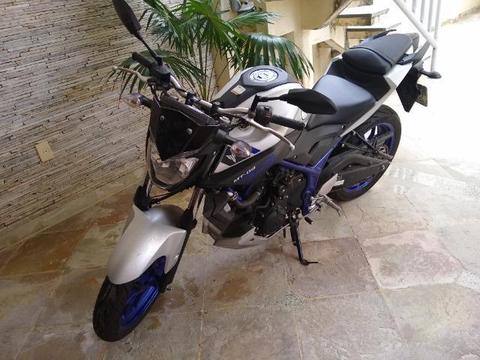 Moto Yamaha MT-03 2017 cor prata - 2017