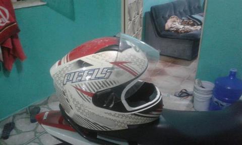 Capacete usado peels