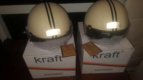 Capacetes marca Kraft com forração externa em couro bege