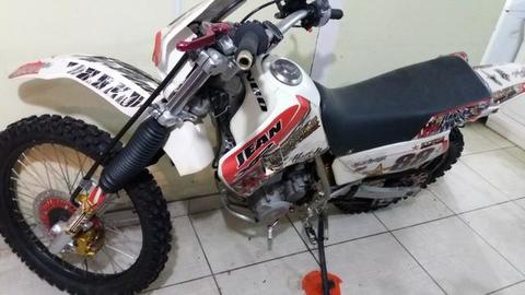 Moto de trilha Xr200 Branca - 2001