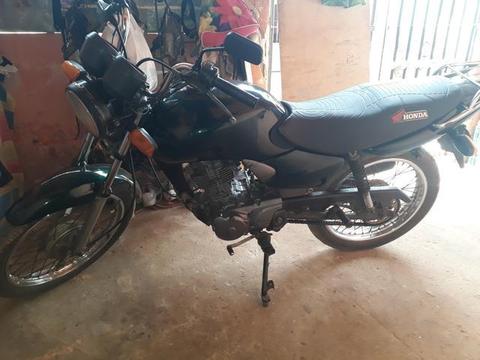 Vendo moto de leilão ela é sucata mas tá toda boa