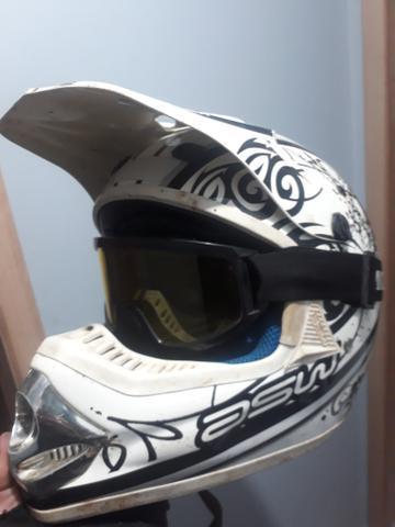 Capacete e óculos de trilha