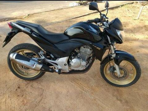 Vende-se cb 300 2015 bem conservada - 2015