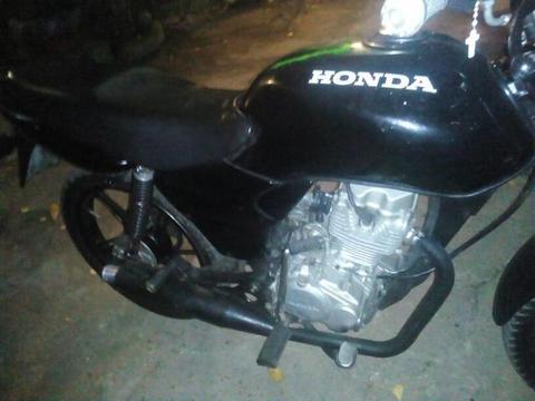 Vendo uma moto Honda 2004 partida e tik - 2004