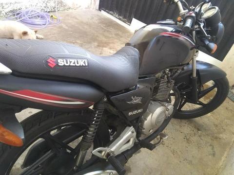 Vendo moto Suzuki - 2008
