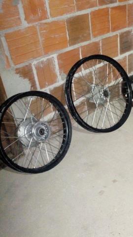 Vendo ou troco dois cubos e dois jogos de raios inox da XRE 300