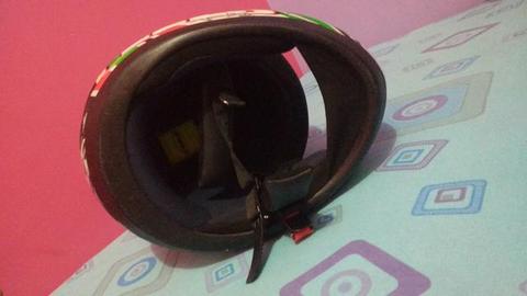 Capacete top, só botar uma viseira por conta disso o valor 90