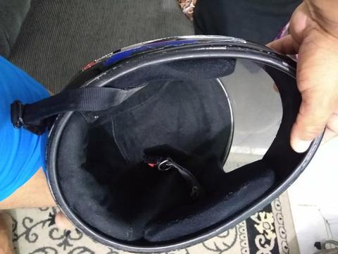 Dois capacetes um com a viseira fumê e o outro normal valor negociável